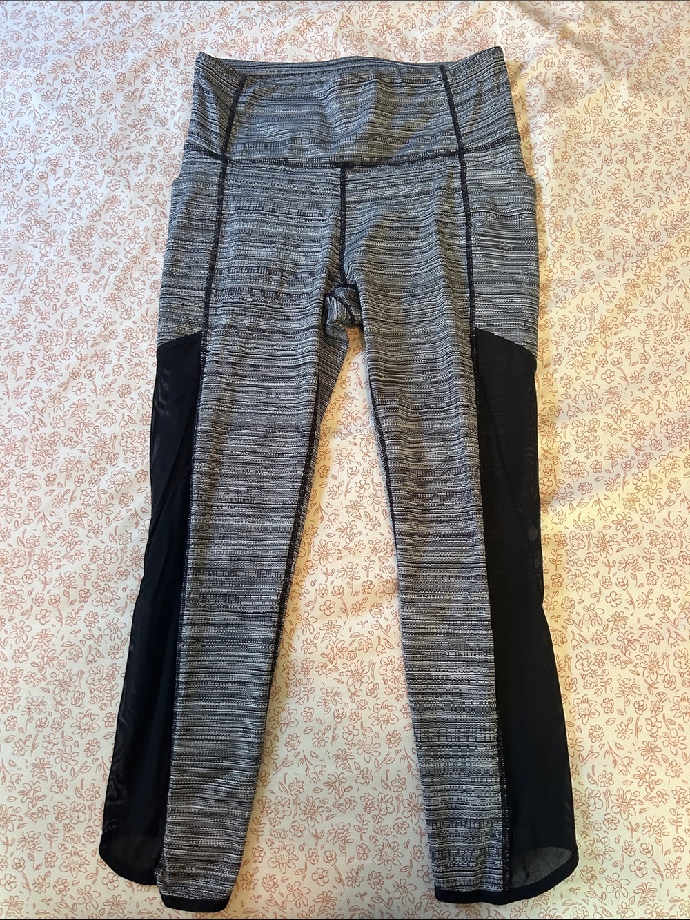 Athleta black/white Patterned Leggings with black mesh side panels and pockets